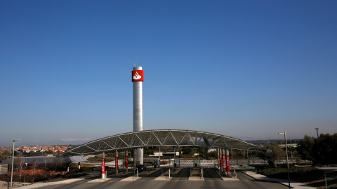 El logo del Banco Santander en la entrada de su Ciudad Financiera, su sede corportativa en la localidad madrleña de Boadilla del Monte. REUTERS/Juan Medina