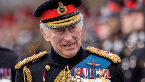 El rey Carlos III, durante el Desfile del Soberano que ha tenido lugar en la Real Academia Militar de Sandhurst el 14 de abril de 2023, en Camberley (Inglaterra)