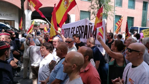 Manifestants en suport a la Guàrdia Civil i en resposta a la protesta de la CUP. FOTO: EUROPA PRESS