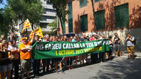 Protesta davant de la caserna de la Guàrdia Civil organitzada per la CUP. FOTO: Guillem Amatller