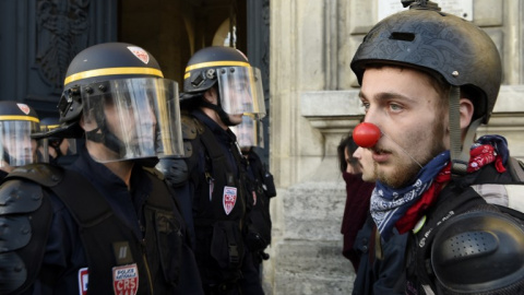 Policías franceses toman posiciones durante una manifestación de la 'Nuit Debout'. - AFP