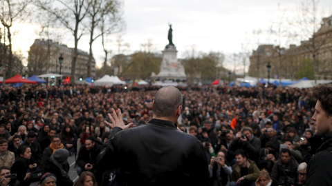 Yannis Varoufakis, exministro de Finanzas griego e impulsor de 'Un PLan B para Europa', partica en una asamblea de la 'Nuit Debout'. - REUTERS