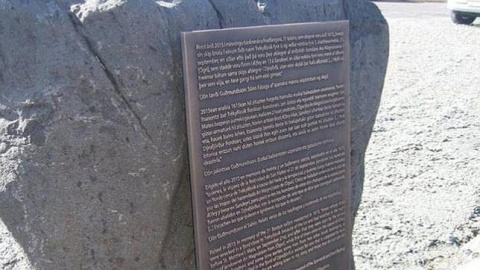 Placa colocada en memoria de los 32 balleneros guipuzcoanos asesinados en 1615 en Islandia. (ÓLAFUR ENGILBERTSSON, ICELAND REVIEW)