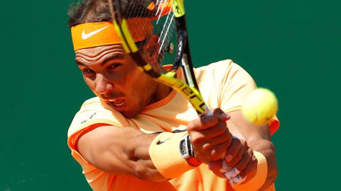 El tenista español Rafa Nadal devuelve la pelota al escocés Andy Murray durante el partido de semifinales del torneo de tenis Masters 1000 de Montecarlo, Francia hoy 16 de abril de 2016. /EFE