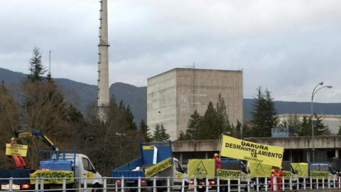 Una protesta de Greenpeace contra la reapertura de Garoña en 2014. EFE