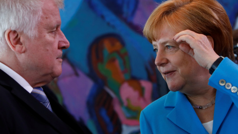 La canciller alemana, Angela Merkel, habla con el ministro del Interior, Horst Seehofer, antes de la reunión semanal del gabinete en Berlín. REUTERS / Michele Tantussi