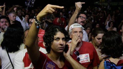 Seguidores de Dilma Rousseff lamentan la decisión de la Cámara de Diputados de que el proceso que puede llevar a la destitución de Rousseff llegue al Senado, en la playa de Copa Cabana, en Río de Janeiro (Brasil)./ EFE