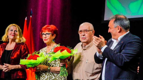 Lola Grimau, hija de Julián, durante el homenaje en Madrid a Julián Grimau, acto en el que le ha acompañado Enrique Santiago, Secretario general del PCE, a la izquierda de la imagen.