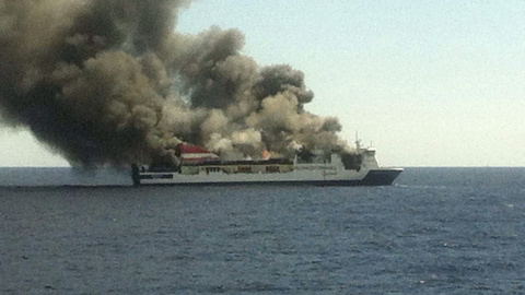 Fotografía facilitada por un viajero evacuado que muestra el incendio de un ferry de la compañía Acciona Trasmediterránea. EFE