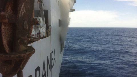 Fotografía facilitada por un viajero evacuado que muestra el incendio de un ferry de la compañía Acciona Trasmediterránea. EFE