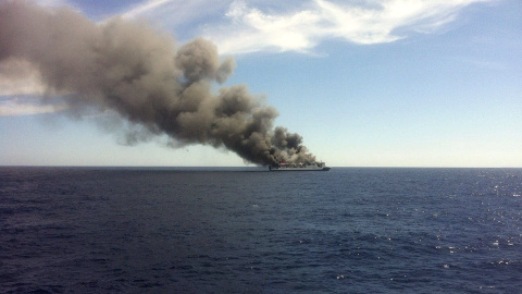 Fotografía facilitada por un viajero evacuado que muestra el incendio de un ferry de la compañía Acciona Trasmediterránea. EFE