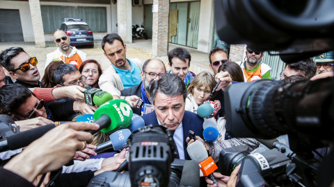 El expresidente de la Comunidad de Madrid Ignacio González atiende a los medios de comunicación a su salida del Juzgado de Instrucción número 5 de Estepona (Málaga), donde estaba citado hoy para declarar en calidad de investigado en el caso