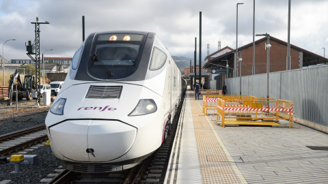 El tren comercial en la Línea de Alta Velocidad de Extremadura, a 23 de junio de 2022, en Plasencia, Cáceres, Extremadura (España).