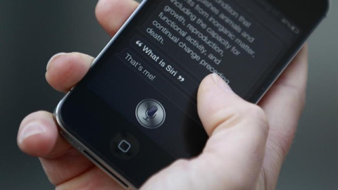 Teléfono móvil con Siri. Reuters