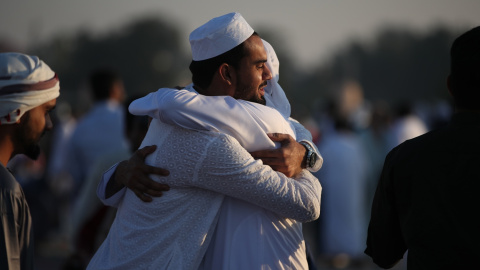 Musulmanes asisten a la oración del Eid Al-Fitr en la Musalla del Eid de Nad Al Hammar, en Dubai, a 21 de abril de 2023.