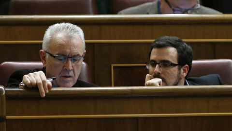 El candidato de IU a la Presidencia del Gobierno, Alberto Garzón, prepara con Cayo Lara su próxima intervención, la primera, en el Debate sobre el Estado de la Nación. EFE