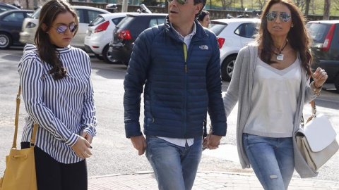 El periodista Paco González, acompañado de su esposa Mayte y su hija María, a su llegada a la Audiencia Provincial de Madrid. EFE/Ballesteros