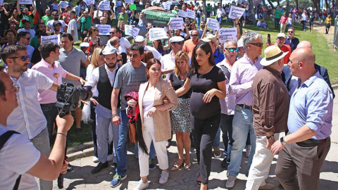 Activistas por el derecho a la vivienda de Madrid, durante el escrache en la feria de San Isidro a los candidatos de Ciudadanos por rechazar la ILP de vivienda de la PAH.- PAH MADRID