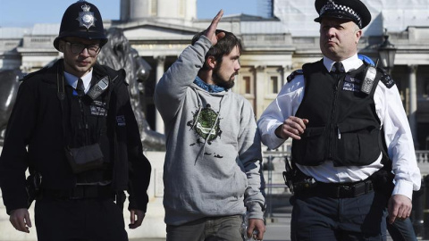 Uno de los activista detenidos por la Policía de Londres durante las protestas. EFE