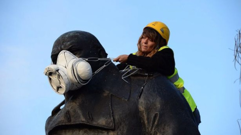 Otra activista de Greenpeace, sobre la estatua de Winston Churchill. GREENPEACE