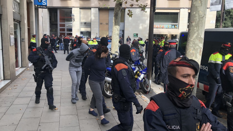 Desplegament d'agents dels Mossos d'Esquadra i de la Guàrdia Urbana contra els "narcopisos" / Europa Press