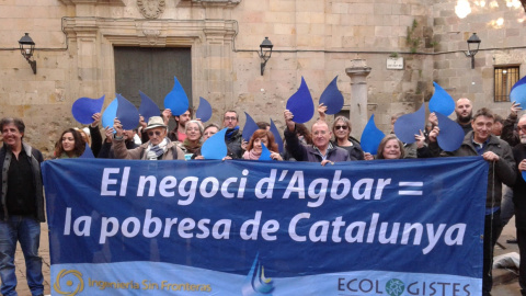 Acció aquest dijous a la plaça de Sant Felip Neri de Barcelona per demanar la remunicipalització del servei de l'aigua a la ciutat. / Marc Font.