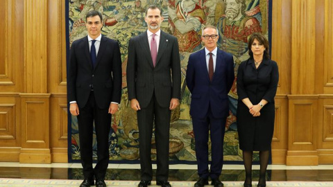 El nuevo ministro de Cultura y Deporte, José Guirao (2d), que sustituye al dimitido Màxim Huerta, posa junto al rey Felipe, el presidente del Gobierno, Pedro Sáhchez (i), y la ministra de Justicia, Dolores Delgado. /EFE