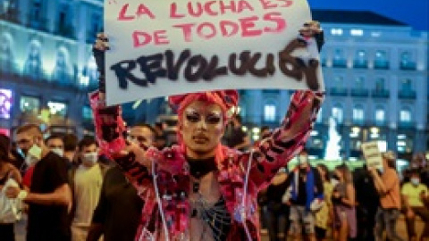 Un manifestante sostiene una pancarta durante una concentración en la Puerta del Sol contra las agresiones a las personas LGTBI, a 8 de septiembre de 2021, en Madrid, (España). El Movimiento Marika Madrid ha convocado esta concentración baj