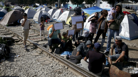 Refugiados en las vías de tren que unen Grecia con Macedonia. - REUTERS