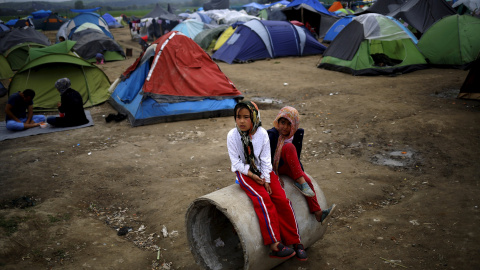 Dos niñas en uno de los campamentos improvisados de refugiados en Idomeni. - REUTERS