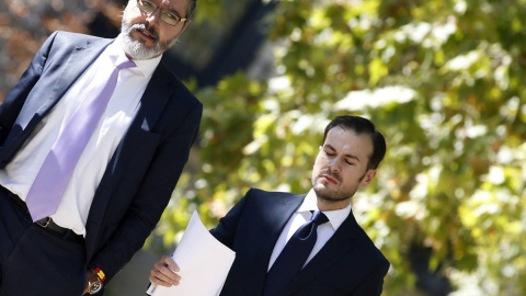 El exalcalde de Brunete, Borja Gutiérrez (izq), a su salida de la Audiencia Nacional tras declarar por la Púnica.