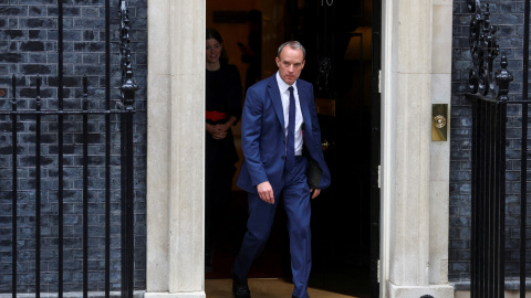 Dominic Raab sale de la residencia y oficina del primer ministro británico, en el 10 de Downing Street, a 26 de octubre de 2022.