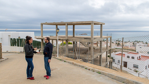 Los autores de 'PLaya Burbuja', los periodistas Ana Tudela y Antonio Delgado, en un momento de su investigación. | Datadista