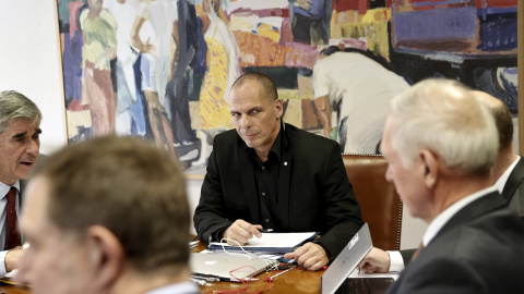 El ministro de Finanzas griego, Yanis Varoufakis, con el secretario de Estado de Finanzas suizo, Jacques de Watteville, en Atenas. REUTERS/Alkis Konstantinidis