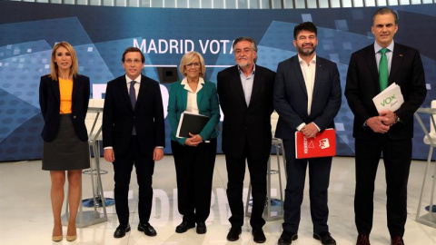 Los candidatos a la Alcaldía de Madrid, José Luis Martínez-Almeida (PP), Manuela Carmena (Más Madrid), Pepu Hernández (PSOE), Carlos Sánchez Mato (IU), y Javier Ortega Smith (Vox), junto a la concejal de Ciudadanos Silvia Saavedra, encargad