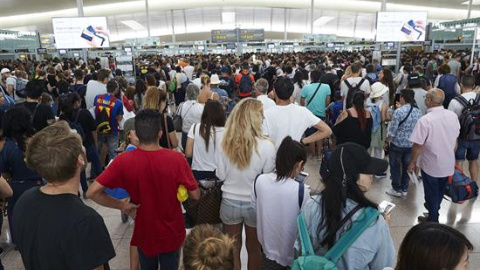 Cues als controls de seguretat de la T-1 de l'aeroport del Prat el passat 26 de juliol. EFE/Alejandro García