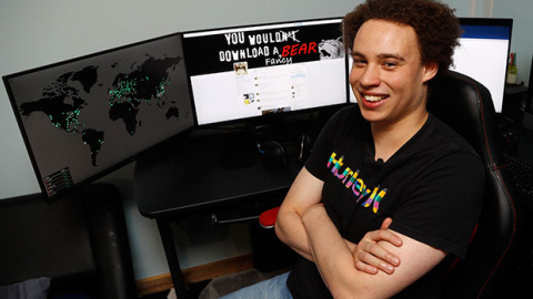 Marcus Hutchins, de 23 años, fue el 'héroe' que logró detener el ciberataque del virus 'Wanncry'.