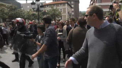 Albert Rivera, recibido con hostilidad en el pueblo de Josu Ternera