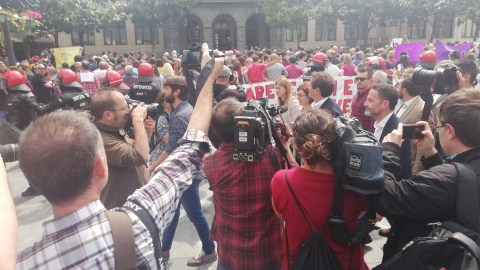 El momento en el que Rivera pasa delante de la concentración en Ugao-Miraballes. - D. B.