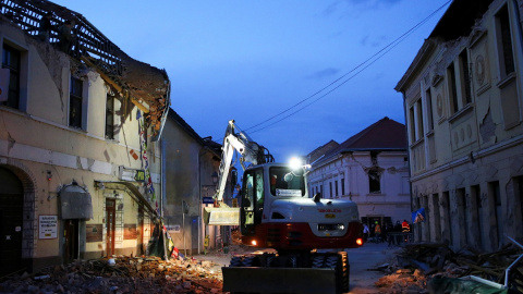 Una excavadora limpia los escombros tras el terremoto en Petrinja, Croacia.