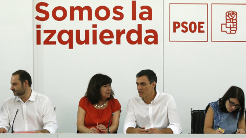 El secretario general del PSOE, Pedro Sánchez (3d), conversa con la presidenta del partido, Cristina Narbona, en la reunión de la Ejecutiva Federal del partido. Con ellos el responsable de Política Federal, Patxi López, el secretario de Org