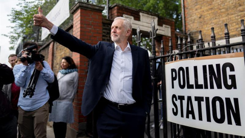 El líder del Partido Laborista, Jeremy Corbyn, sale de un colegio electoral. - EFE