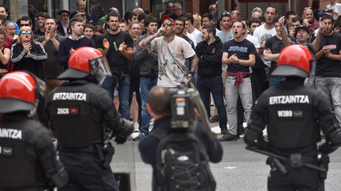 Agentes de la Brigada Móvil de la Ertzaintza vigilan la concentración en Ugao-Miraballes, la localidad natal del exdirigente de ETA Josu Ternera, contra el acto de Cs. - EFE