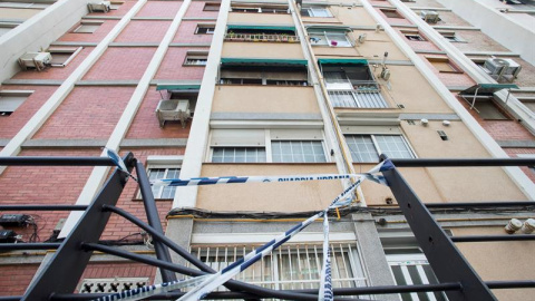 14/06/2018.- Un hombre ha fallecido en Cornellà de Llobregat (Barcelona) después de saltar por la ventana de su vivienda, situada en una décima planta, cuando una comitiva judicial había acudido al piso para ejecutar un desahucio por impago