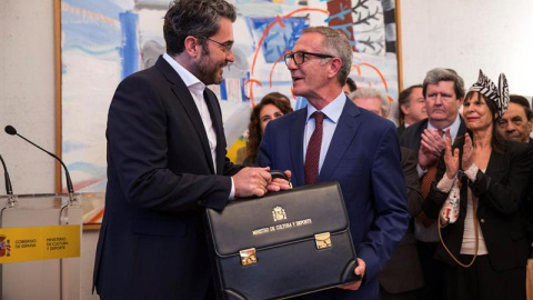 El ministro de cultura y Deporte, José Guirao (d), durante el traspaso de carteras con el ministro saliente Máxim Huerta (i), hoy en el ministerio de Cultura y Deporte en Madrid. - EFE