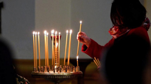 Una mujer enciende una vela en la catedral de Przemysl (Polonia). DAREK DELMANOWICZ EFE