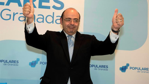 El presidente provincial del PP de Granada, Sebastián Pérez, durante la rueda de prensa que ha ofrecido esta tarde en la que ha presentado su renuncia, así como la de la concejal de Urbanismo, Isabel Nieto, y el ya exalcalde, José Torres. E