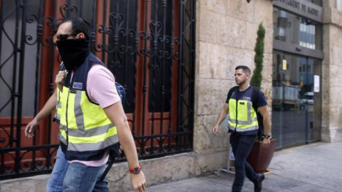 Un grupo de agentes de la UDEF durante una operación en 2016 desplegada en Valencia. Foto: EFE