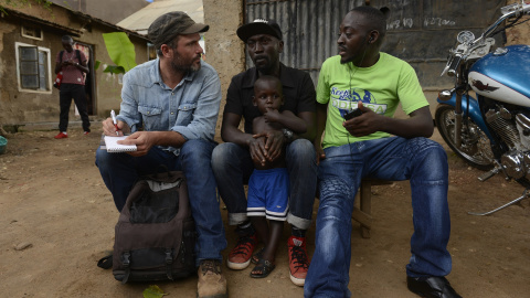 Xavier Aldekoa trabajando en Uganda (Alfons Rodríguez)