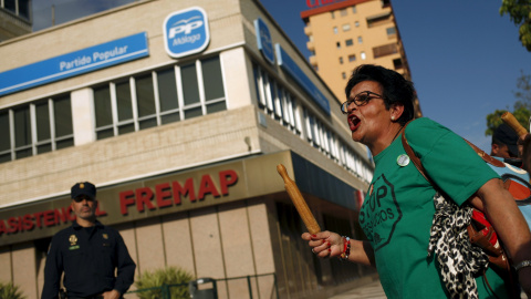 Cacerolada celebrada en Málaga frente a la sede del PP. REUTERS/Jon Nazca